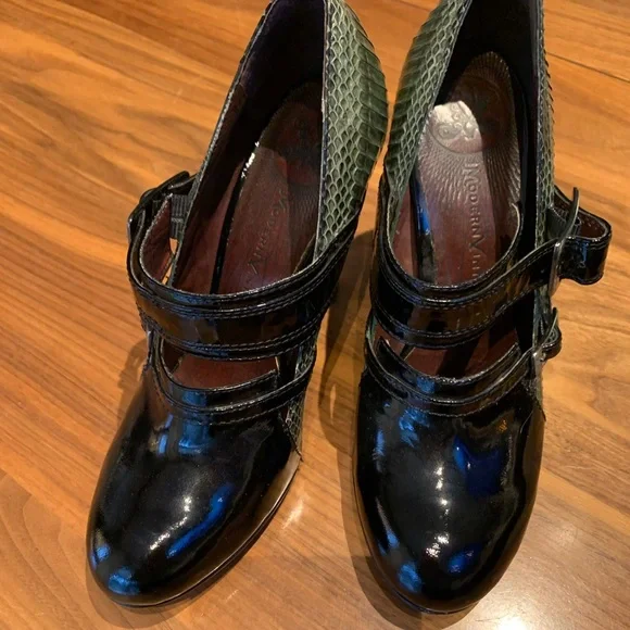 Modern Vintage shoe, Black patent and green snake, EUC, Sz 39, 4 in. heel, . - Picture 3 of 16
